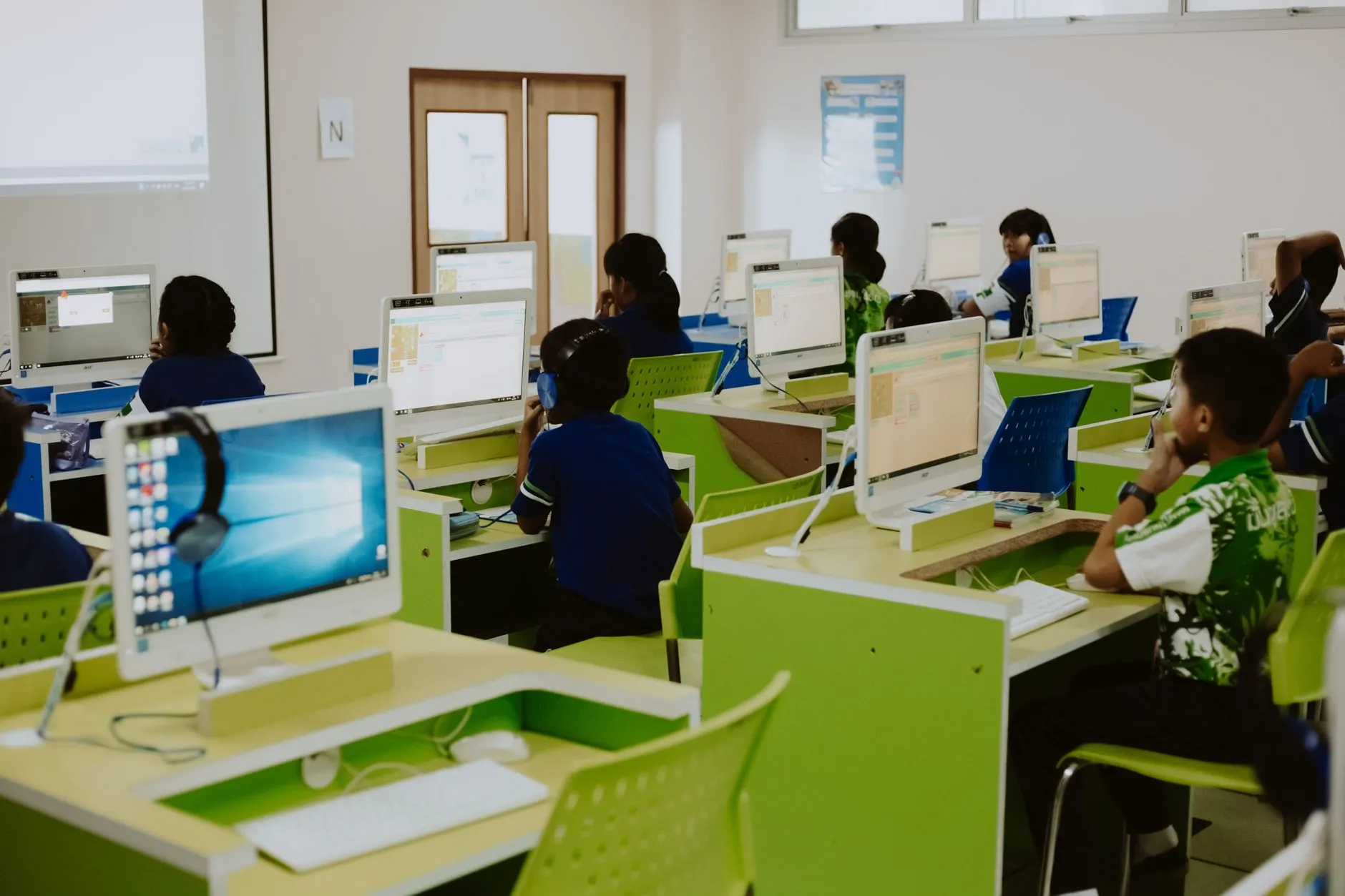 电子科技行业手机壳材料工艺演变与技术趋势分析