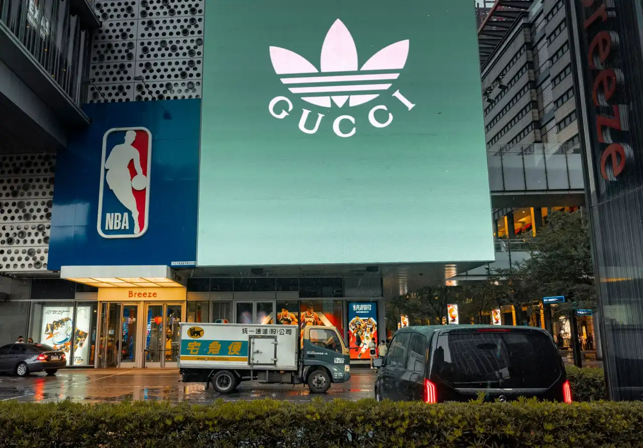 深圳电子科技企业解析：手机壳材质工艺如何影响手机配件使用体验