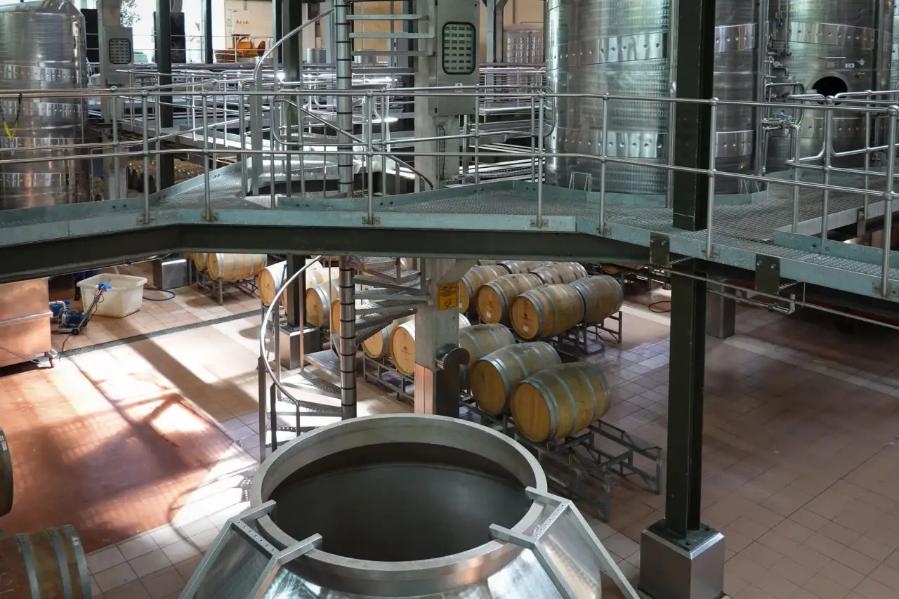 手机配件行业趋势：2025年手机壳材料与防护技术解析